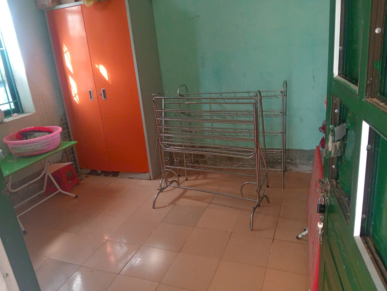 'A room with a green wall and a green door
AI-generated content may be incorrect.'